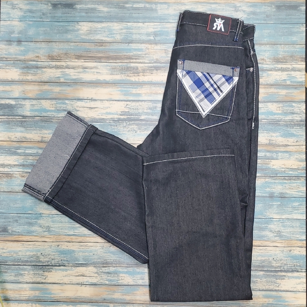 Classic Ladies Black Straight Leg Jeans with Modern Design